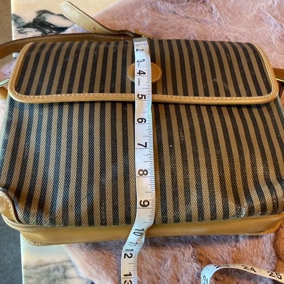 🌈BYE 🌈😍RARE VNT AUTH FENDI Crossbody 😍😍😍😍 - Picture 16 of 16